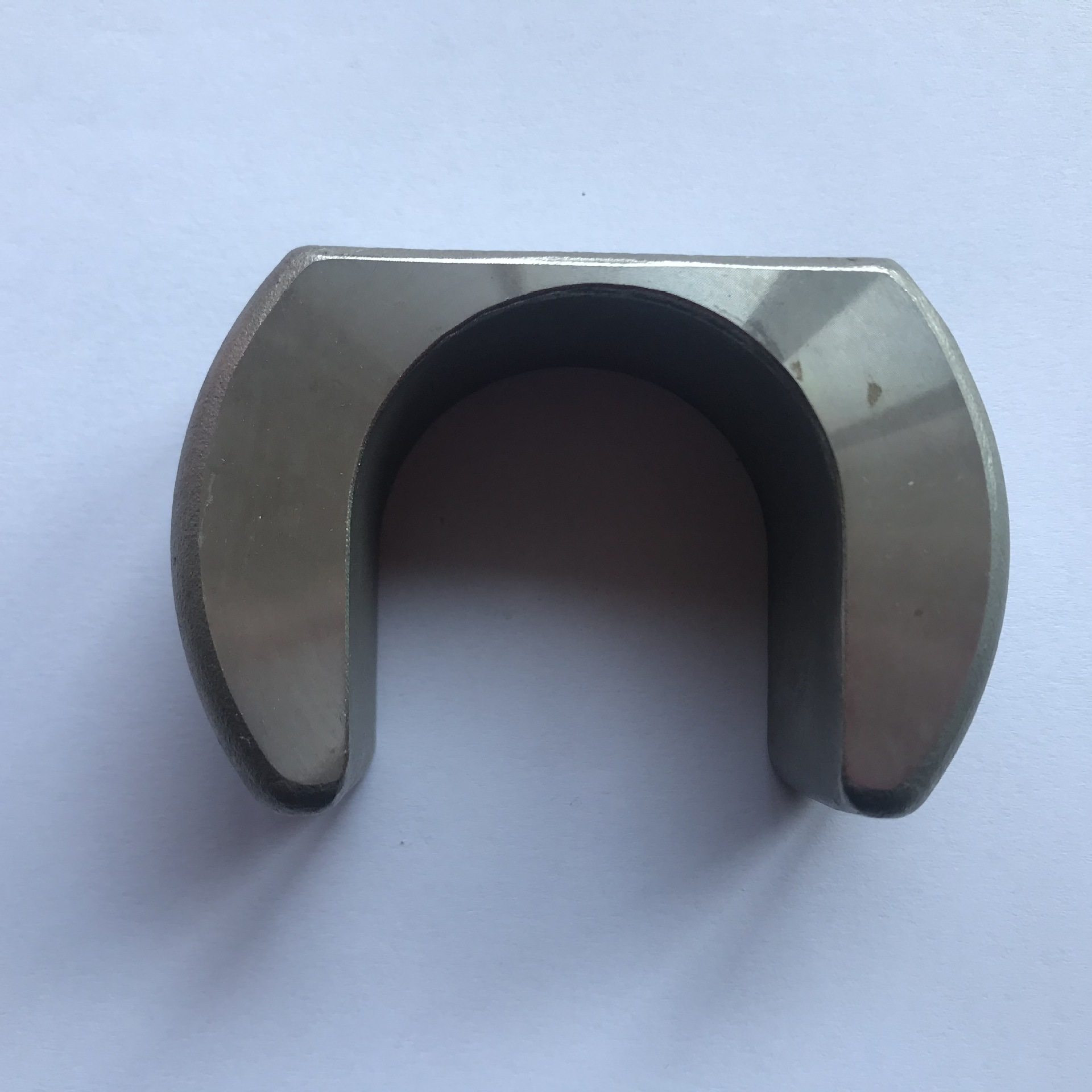 Vad är anledningen till delaminering i skalet av vattenglassand under investeringsgjutningsprocessen?