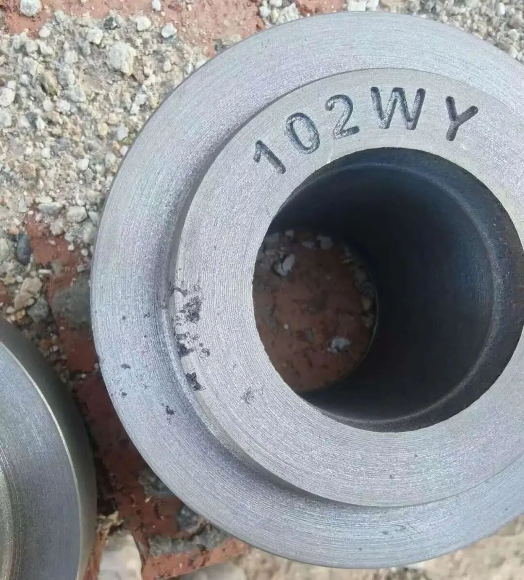 Vad kännetecknar sandspolningsdefekter vid tillverkning av grå gjutjärnsdelar med grön sand? Vad är skillnaden mellan slagögondefekter?