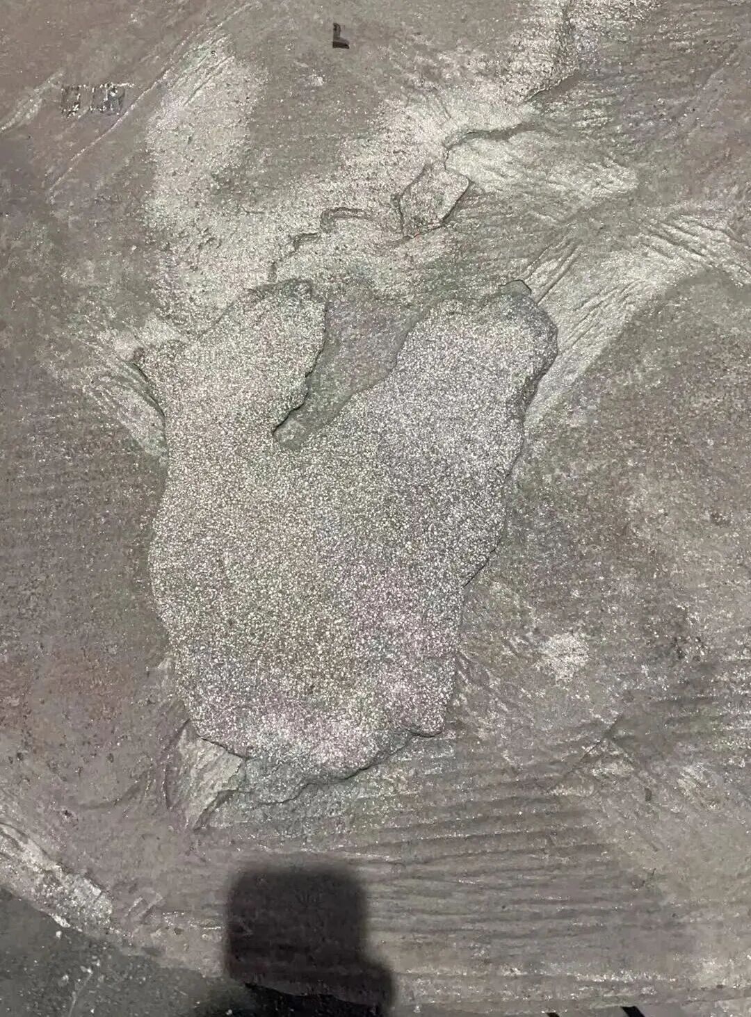 Hur kan defekter som sand finnar på den övre ytan av grå gjutjärnsdelar som producerats av hartsandgjutning lösas?